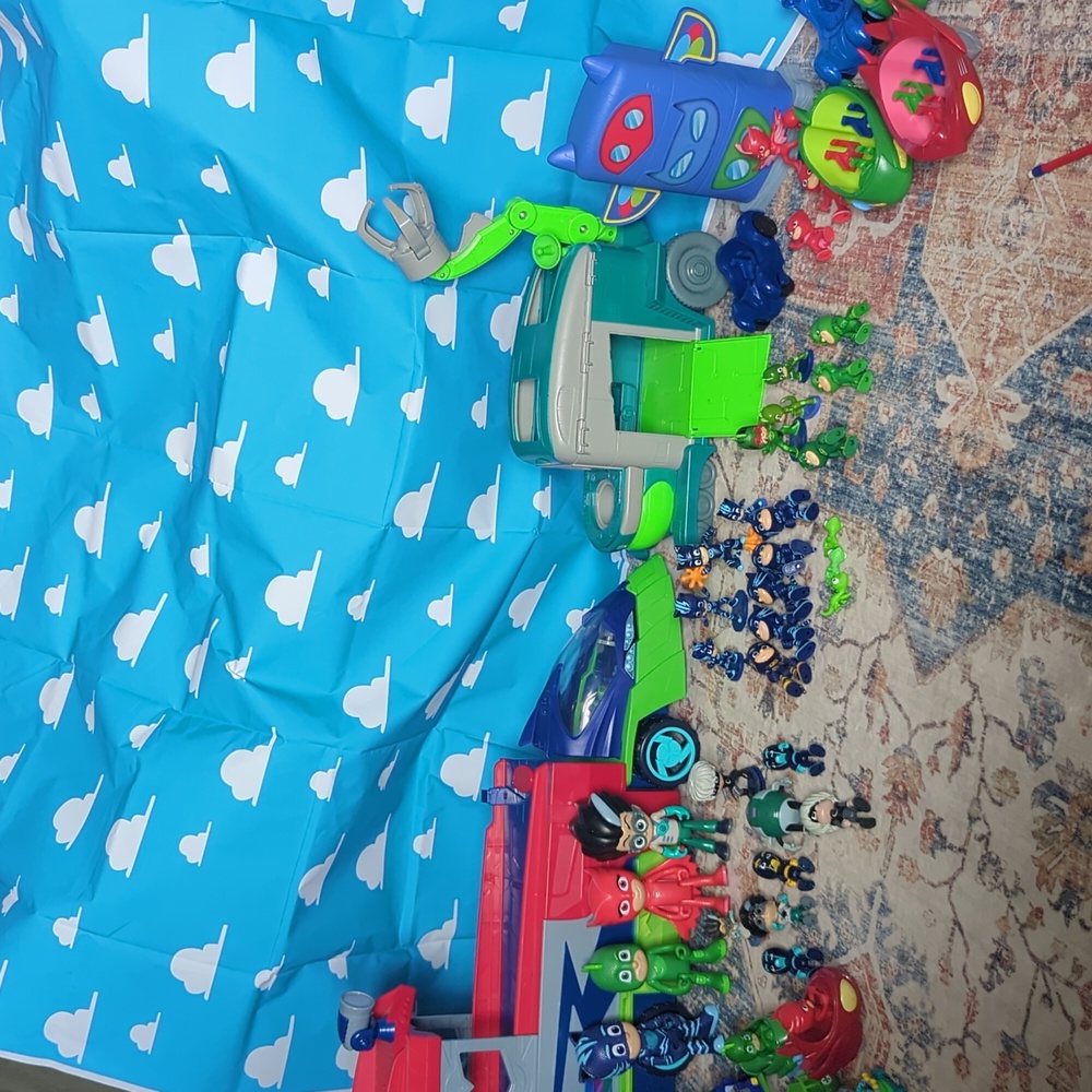 PJ Mask Lot Huge - Seeker Semi - Romeo's Lab - Fold & Go Headquarters - Figures